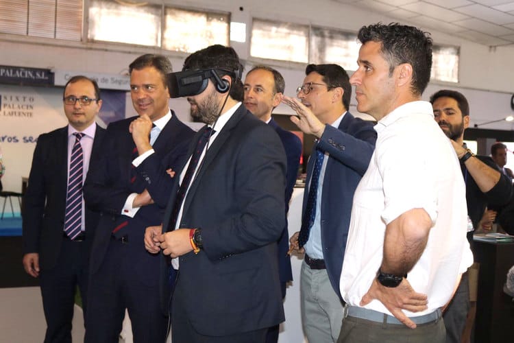 presidente de la Región de Murcia Fernando López Miras con gafas de realidad virtual en FMY 2019