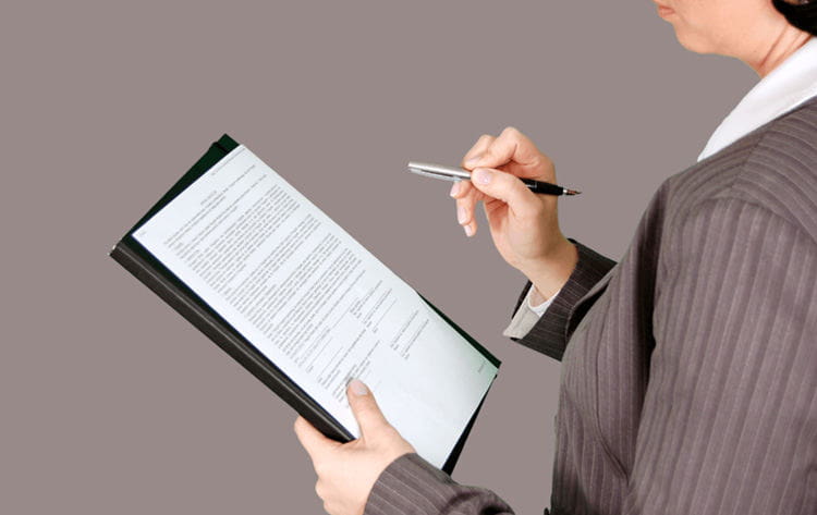 Manual de uso para la codificación de artículos en ferreterías Persona mirando un manual de uso