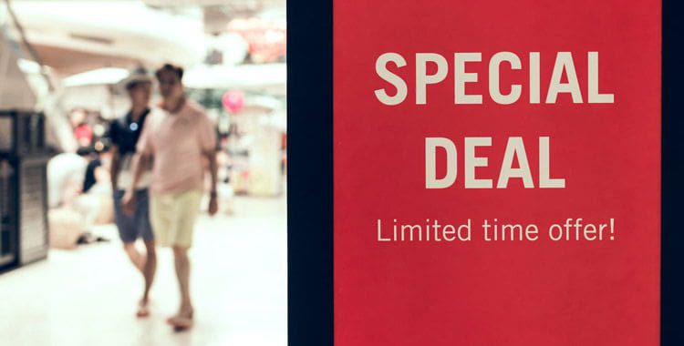 Cartel informativo sobre una oferta especial en centro comercial